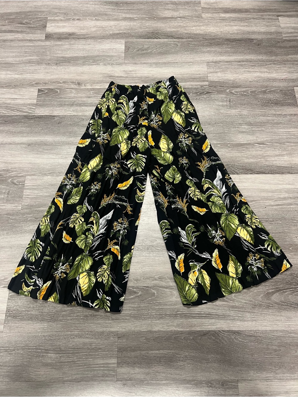 Wide Leg Tropical Print Pants in Black and Green